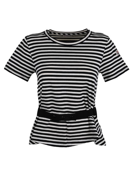 Shop MONCLER  T-shirt: Moncler t-shirt a righe.
Scollo rotondo.
Maniche corte.
Dettaglio cintura in vita.
Made in Italy.
Composizione: 93% cotone 7% fibra sintetica.. 80643 00 8299L-999